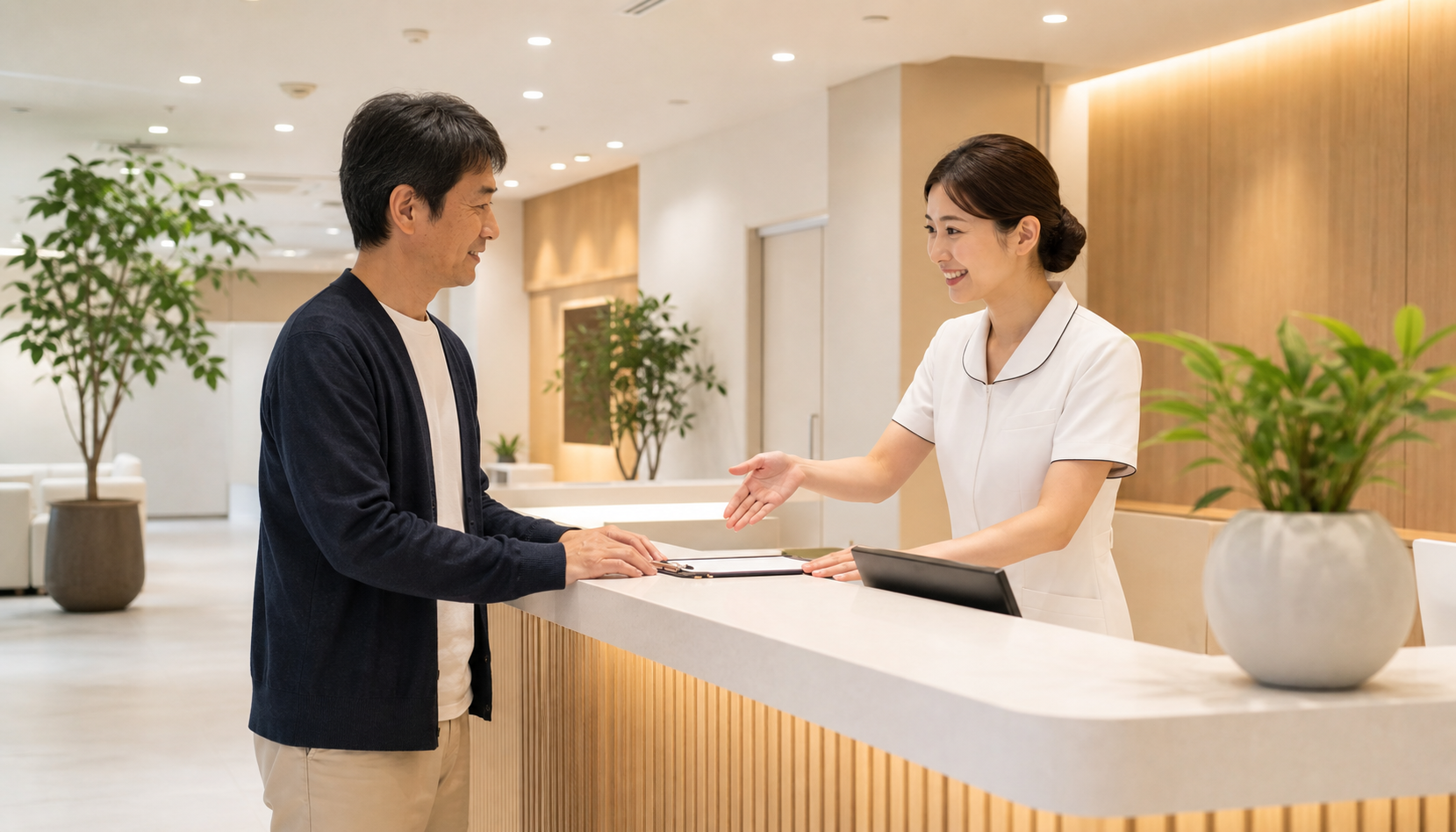 受付スタッフが来院された患者様をご案内している様子