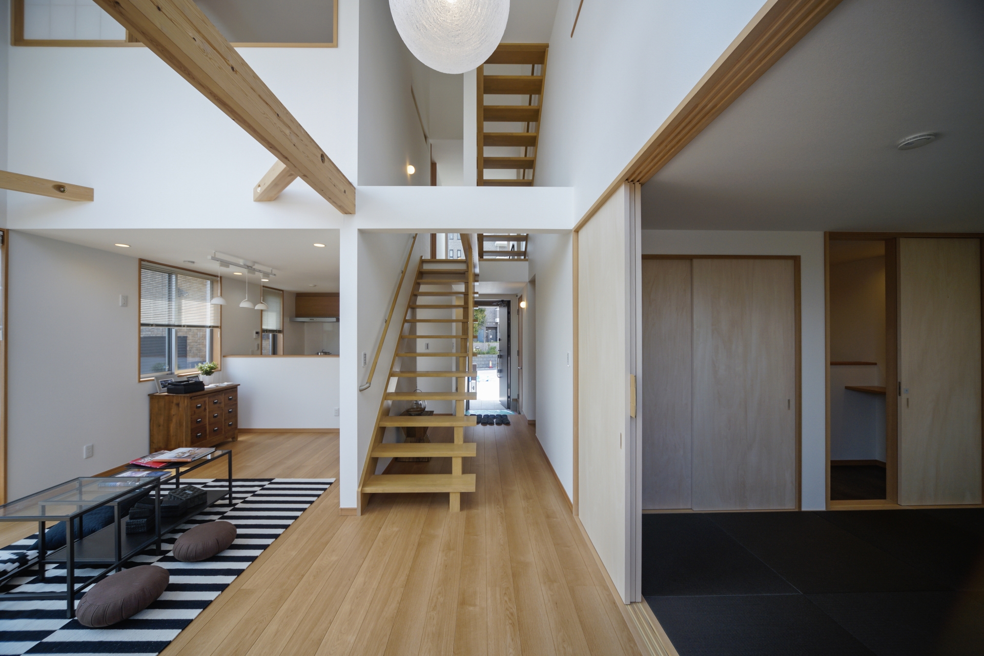 無垢材と漆喰の内装